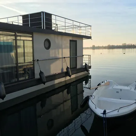 Modernes Festliegendes Hausboot Mit Grosszuegiger Dachterrasse Und Ruderboot Hotel Robel Exterior photo