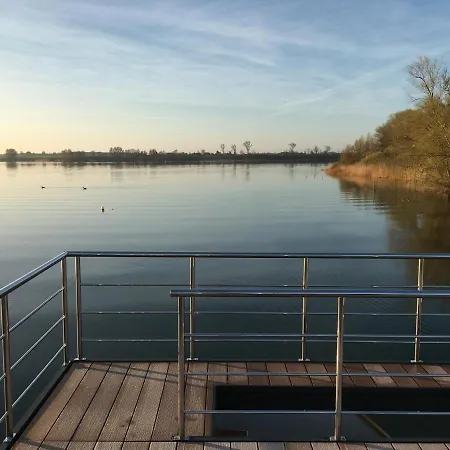 Modernes Festliegendes Hausboot Mit Grosszuegiger Dachterrasse Und Ruderboot Hotel Robel Exterior photo