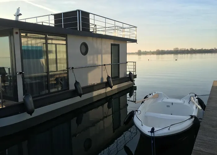 Modernes Festliegendes Hausboot Mit Grosszuegiger Dachterrasse Und Ruderboot