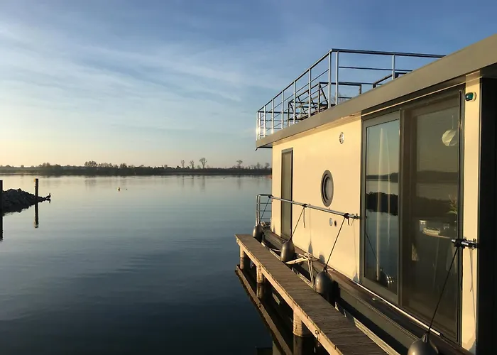 Modernes Festliegendes Hausboot Mit Grosszuegiger Dachterrasse Und Ruderboot