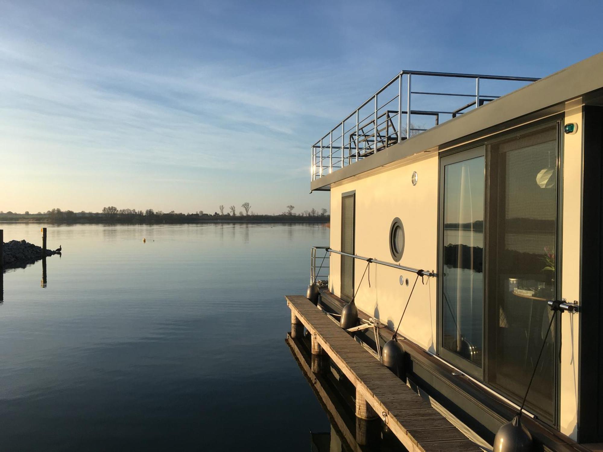 Modernes Festliegendes Hausboot Mit Grosszuegiger Dachterrasse Und Ruderboot Robel
