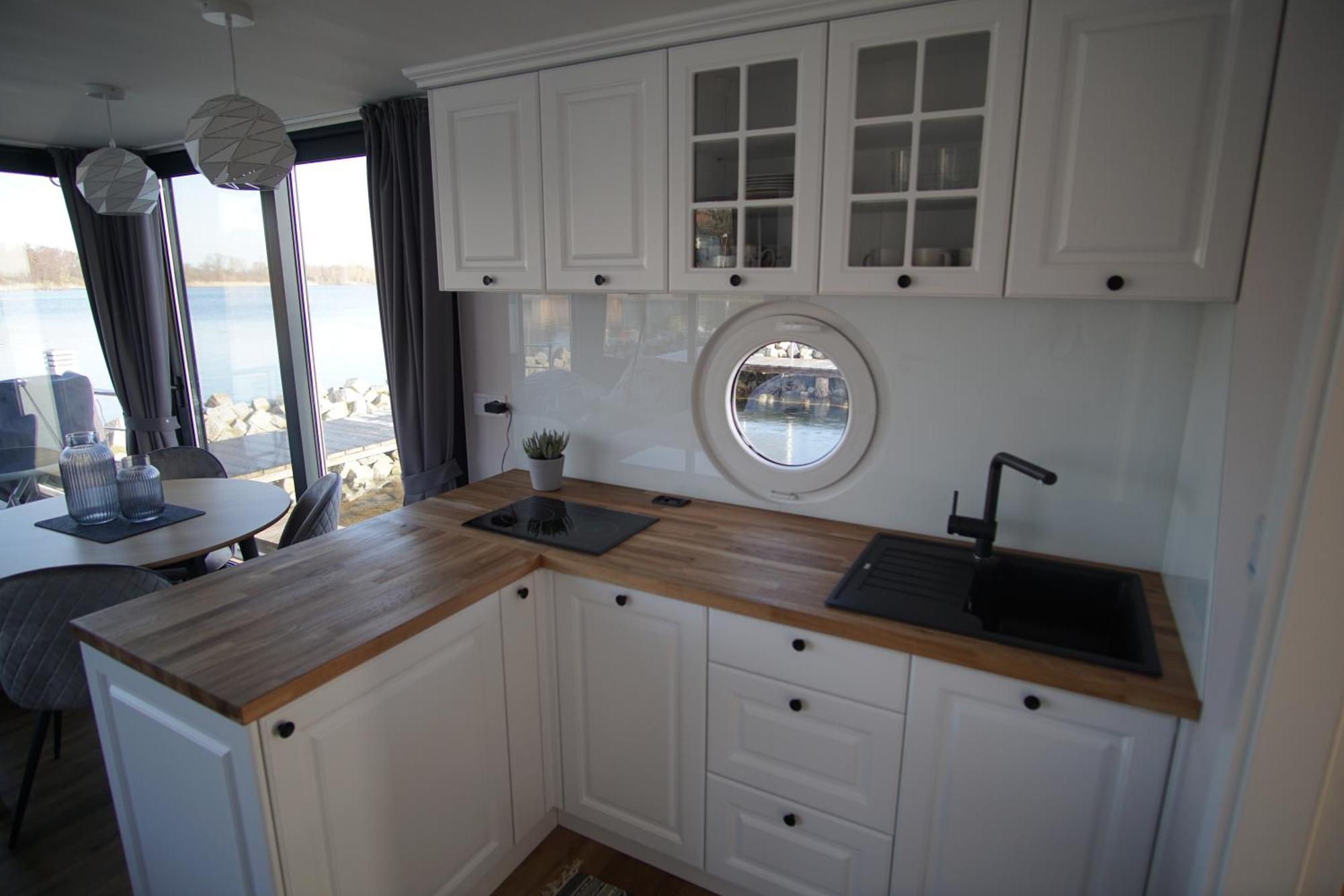 Modernes Festliegendes Hausboot Mit Grosszuegiger Dachterrasse Und Ruderboot Botel