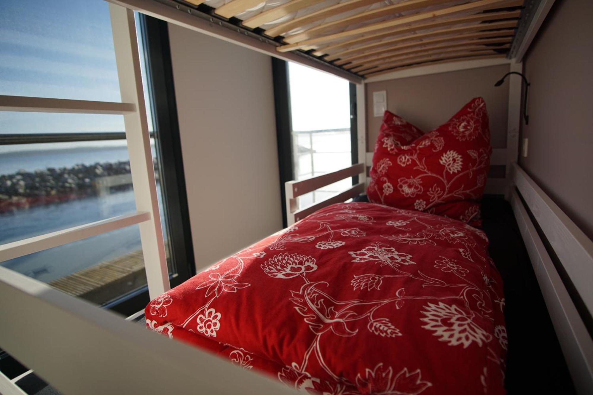 Modernes Festliegendes Hausboot Mit Grosszuegiger Dachterrasse Und Ruderboot Botel