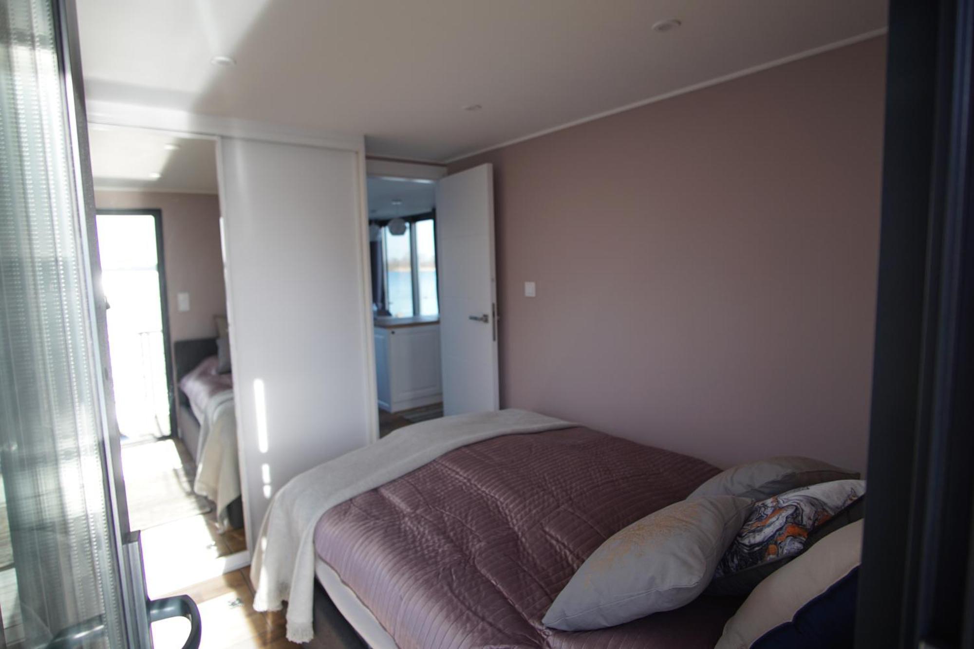 Modernes Festliegendes Hausboot Mit Grosszuegiger Dachterrasse Und Ruderboot *