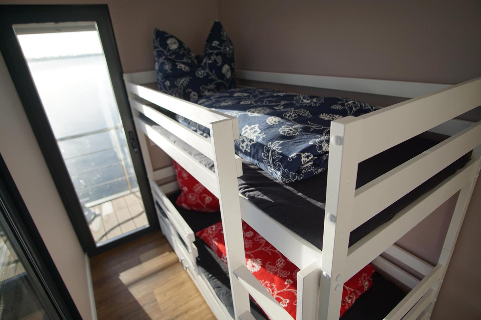 Botel Modernes Festliegendes Hausboot Mit Grosszuegiger Dachterrasse Und Ruderboot