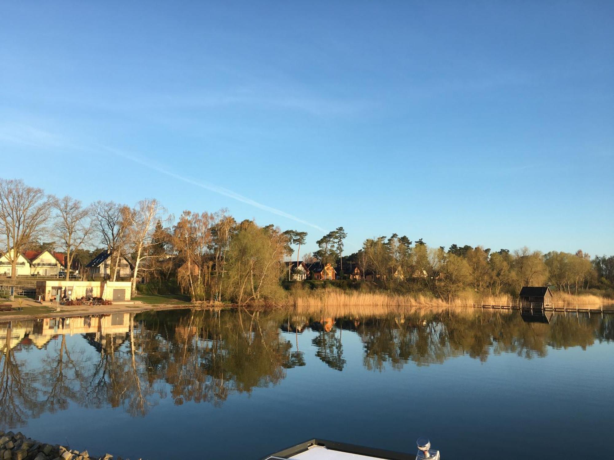 Modernes Festliegendes Hausboot Mit Grosszuegiger Dachterrasse Und Ruderboot * Robel