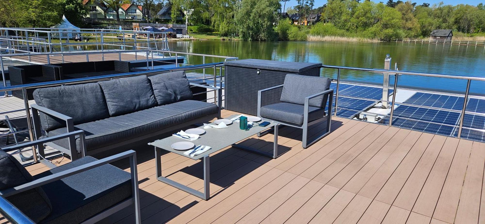 Botel Modernes Festliegendes Hausboot Mit Grosszuegiger Dachterrasse Und Ruderboot