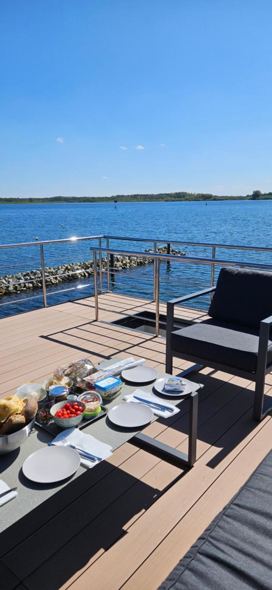 Botel Modernes Festliegendes Hausboot Mit Grosszuegiger Dachterrasse Und Ruderboot Robel
