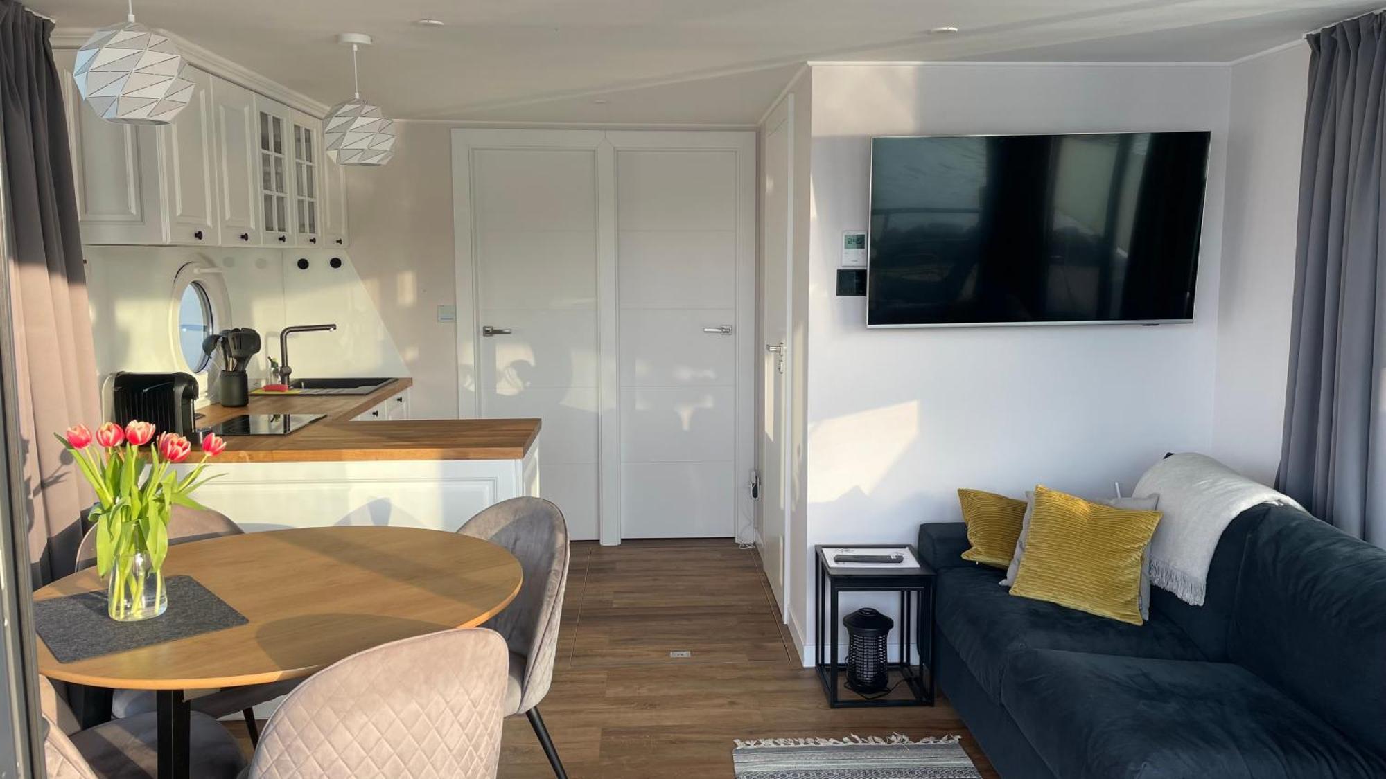 Modernes Festliegendes Hausboot Mit Grosszuegiger Dachterrasse Und Ruderboot *