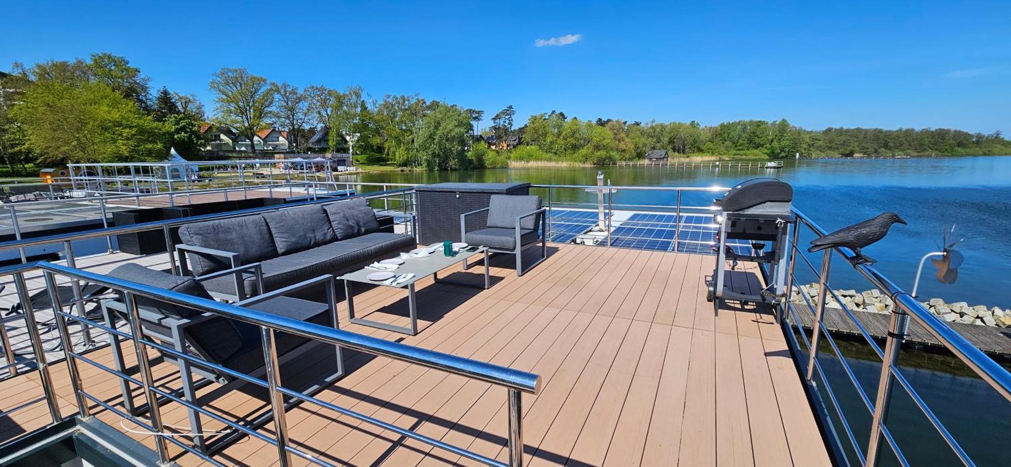 Modernes Festliegendes Hausboot Mit Grosszuegiger Dachterrasse Und Ruderboot