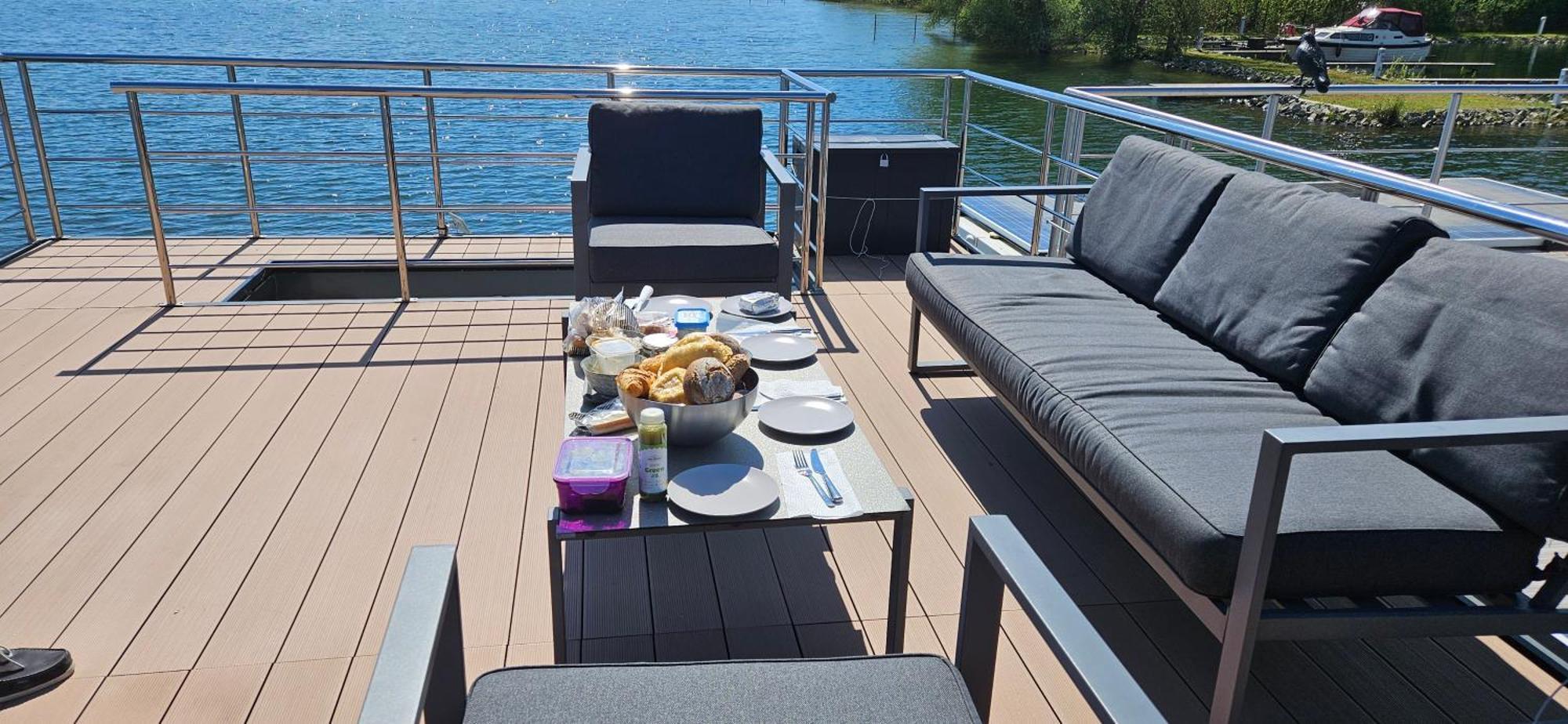 Botel Modernes Festliegendes Hausboot Mit Grosszuegiger Dachterrasse Und Ruderboot *