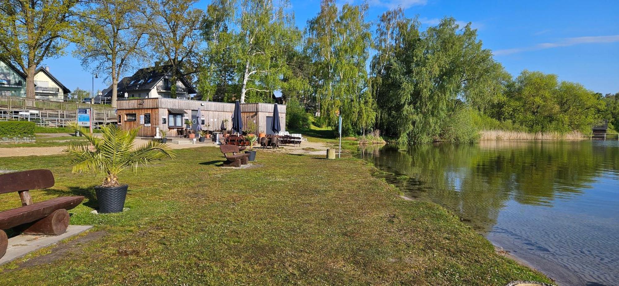 Modernes Festliegendes Hausboot Mit Grosszuegiger Dachterrasse Und Ruderboot